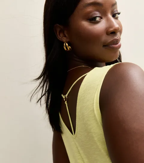 New Look Women's Plus Size Light Green Relaxed V-Neck Vest Curves