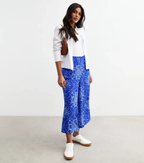 Women's Blue Bandana Print Crop Trousers