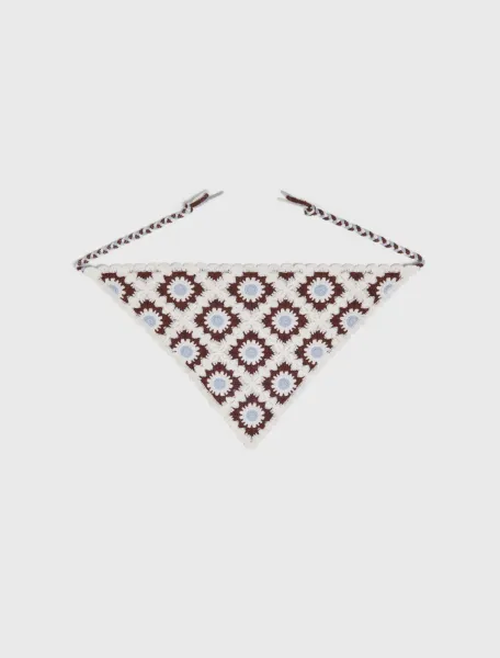Triangular knit scarf