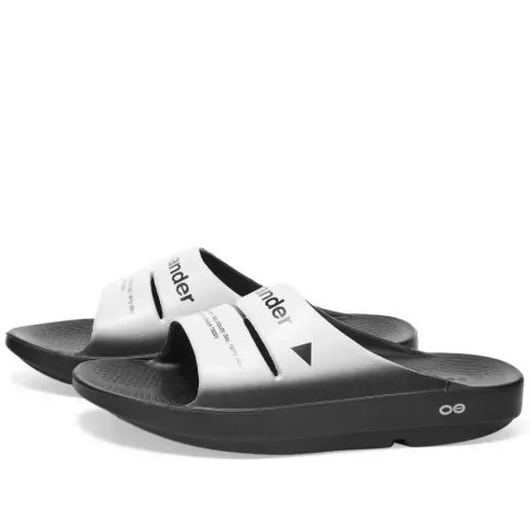 x OOFOS Ahh Recovery Sandal