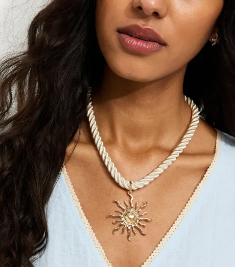 Cream Chunky Rope Sun Pendant Necklace