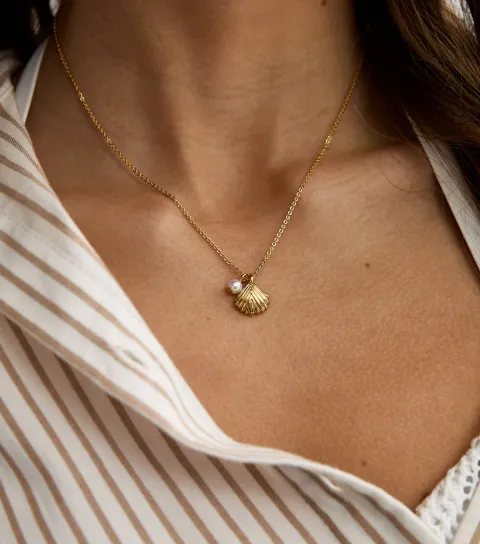 18ct Gold Plated Shell Pendant Necklace