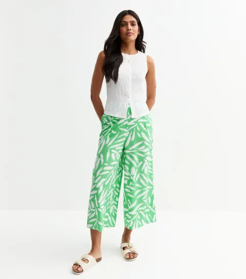 New Look Women's Green Printed Cropped Trousers