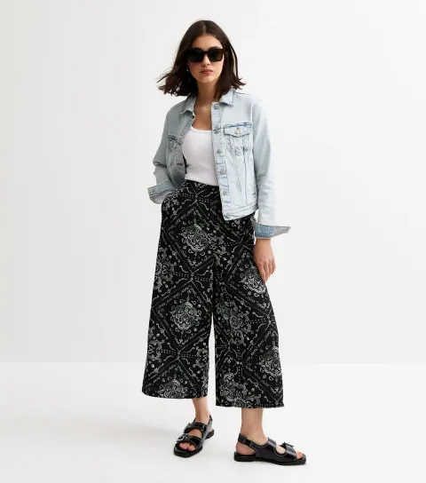 New Look Women's Black Bandana Print Crop Trousers