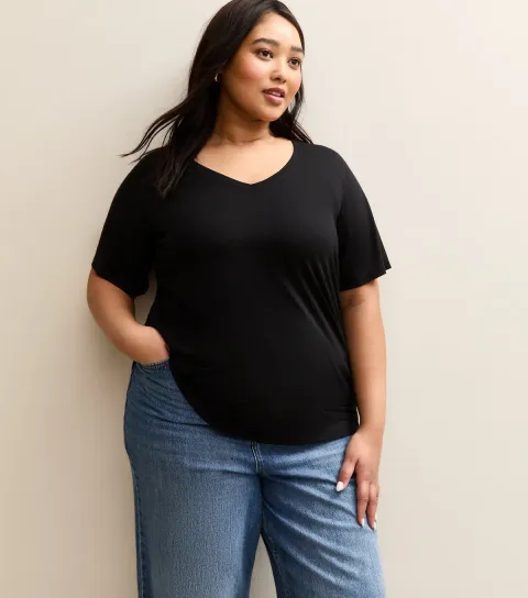 Women's Plus Size Black V-Neck T-Shirt Curves