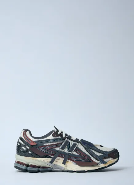 1906A Sneakers