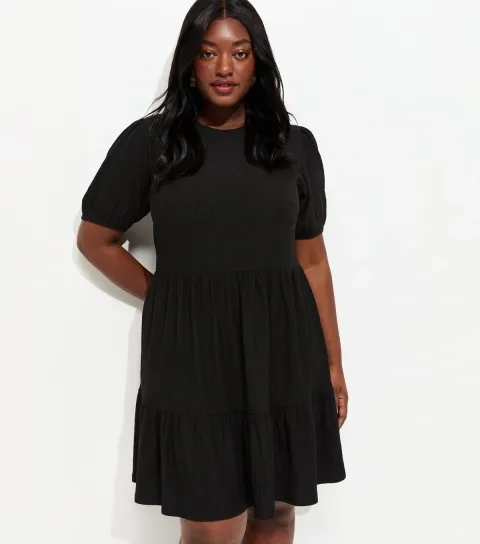 Women's Plus Size Black Crinkle Texture Tiered Smock Mini Dress Curves