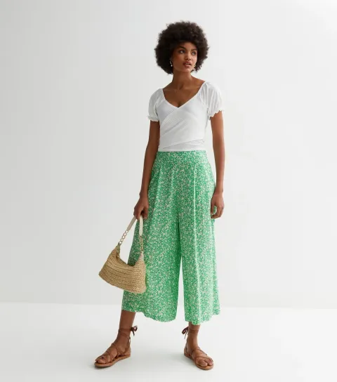 New Look Women's Green Ditsy Floral Wide Leg Crop Trousers