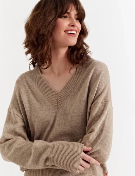 Chinti & Parker Wool Rich V-Neck Relaxed Jumper with Cashmere Sand