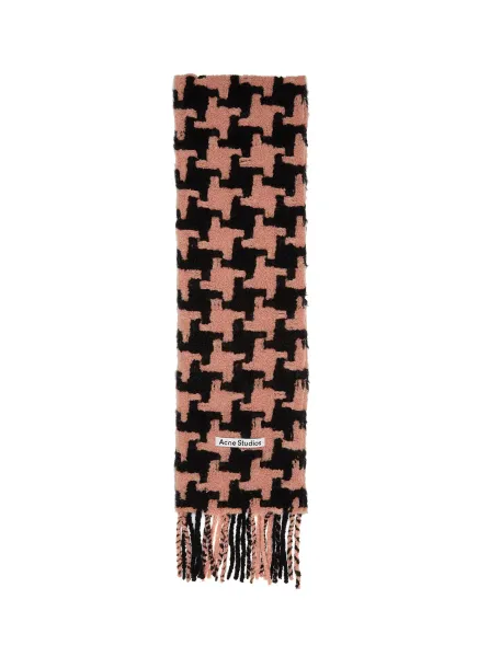 houndstooth-pattern knitted scarf