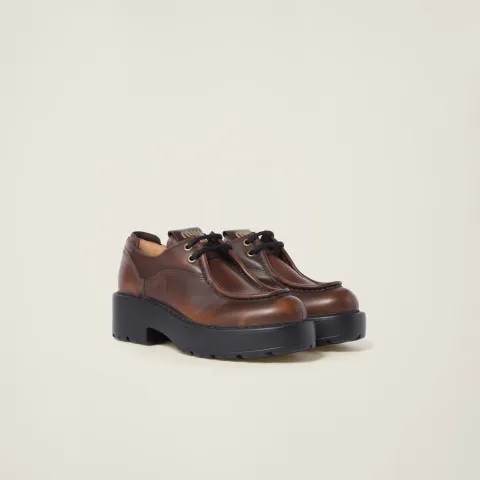Laced fumé leather shoes