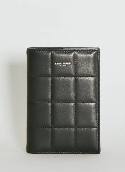 Matelassé Carré Passport Case