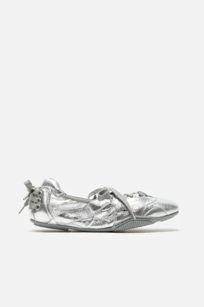 Lace-up leather shoes