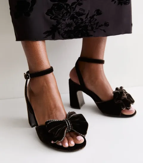 New Look Women's Wide Fit Dark Brown Velvet Embellished Bow Block Heel Sandals Vegan