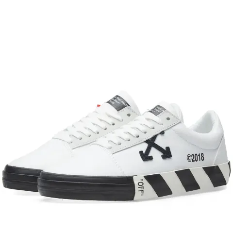 Low Top Sneaker