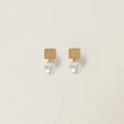 Metal and synthetic pearl earrings