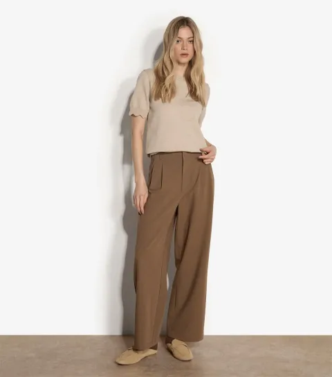 Women's Stone Scalloped Knit Top