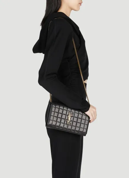 Cassandre Matelassé Carré Chain Wallet