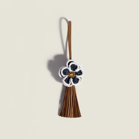 Leather and raffia-effect yarn trick