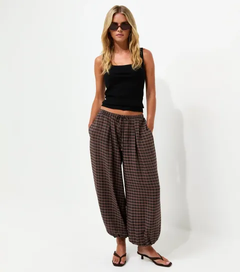 Women's Petite Brown Crinkle Texture Gingham Print Cuffed Trousers