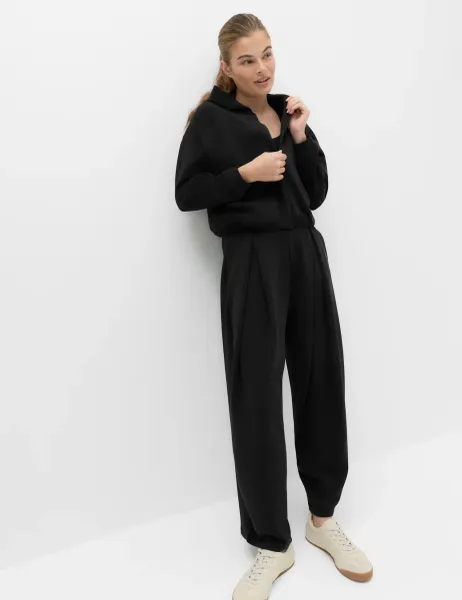 Goodmove Sandwash Supersoft Pleated Barrel Leg Jogger Black