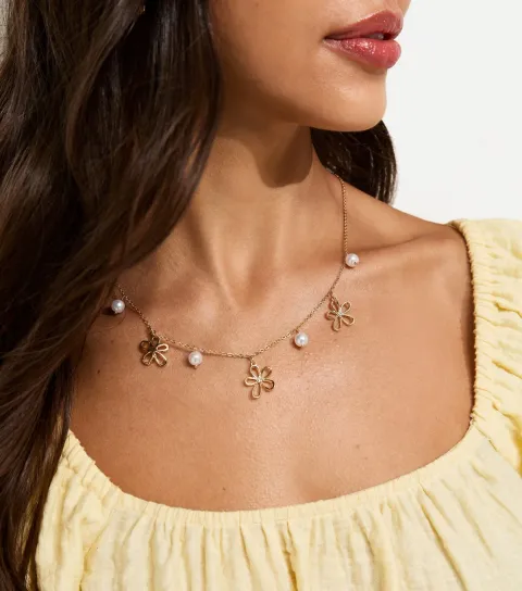 Gold Tone Cutout Flower Charm Necklace