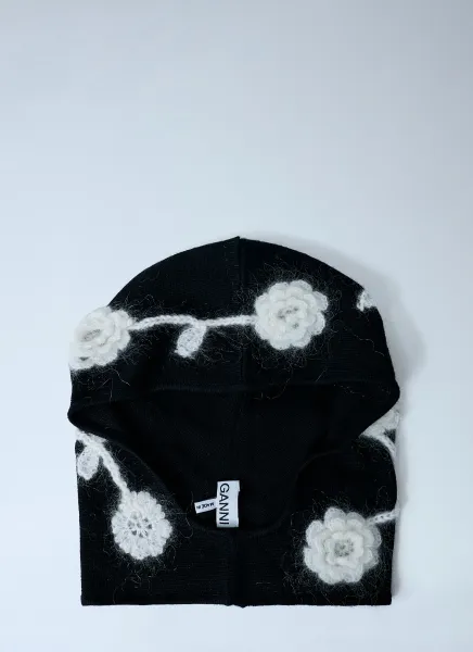 Bonnet With Crochet Flowers