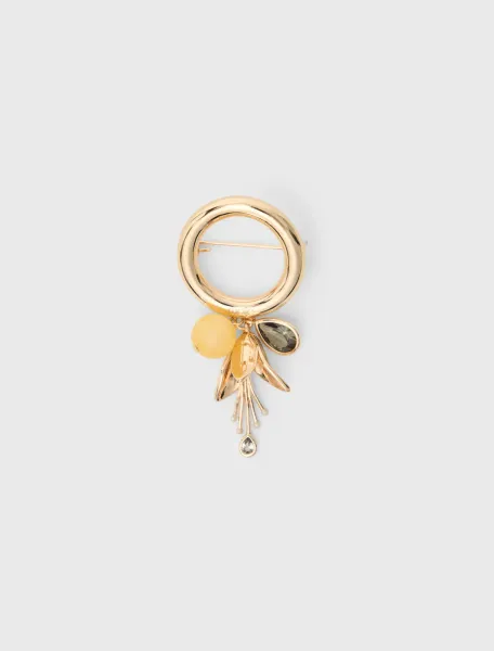 Ring brooch with detail