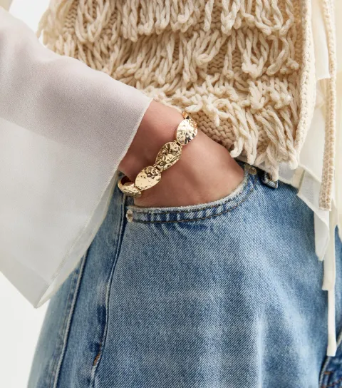 Gold Tone Hammered Circle Bracelet