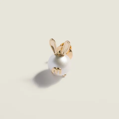 Metal brooch