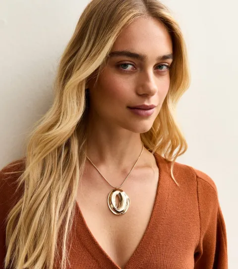 Gold Tone Chunky Oval Pendant Necklace
