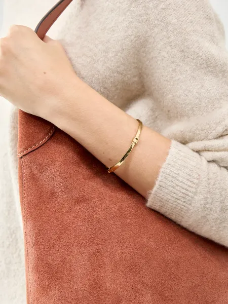 Coach C Hinged Bangle 18kt gold