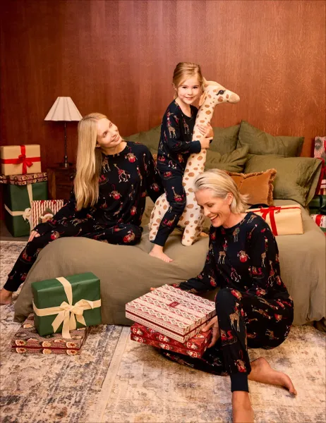 Chelsea Peers Family Christmas Giraffe Print Pyjama Set