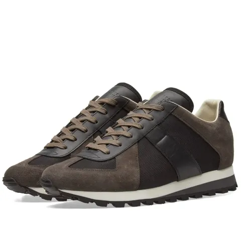22 Retro Runner Sneaker
