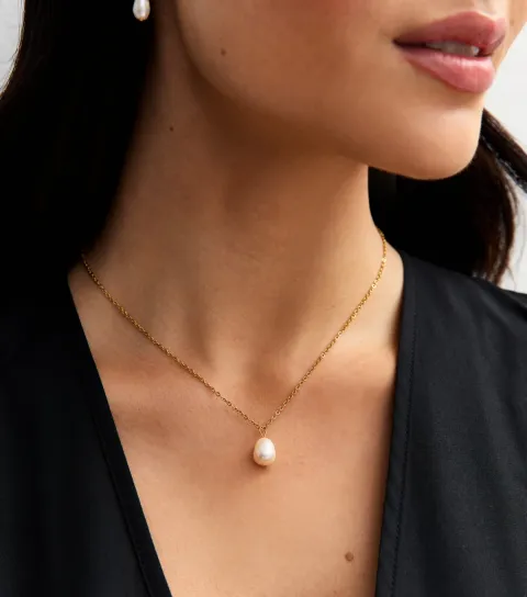 Gold Tone Waterproof Faux Rose Pearl Pendant Necklace