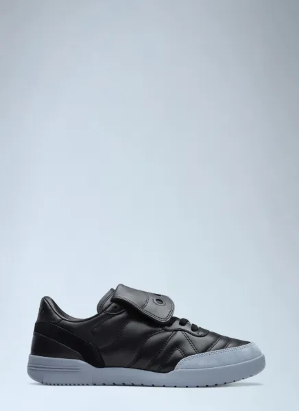 586i Sneakers
