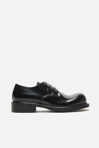 Lace-up leather shoes