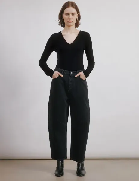 Mid Rise Barrel Jeans Black