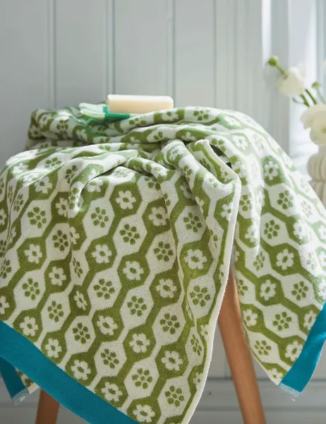 LAND & SHORE Pure Cotton Daisy Towel Green