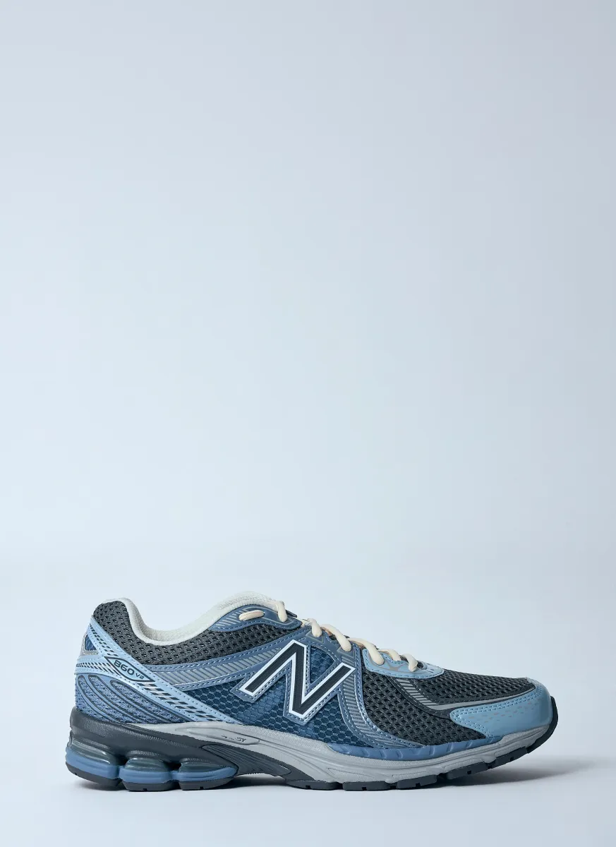 860v2 Sneakers