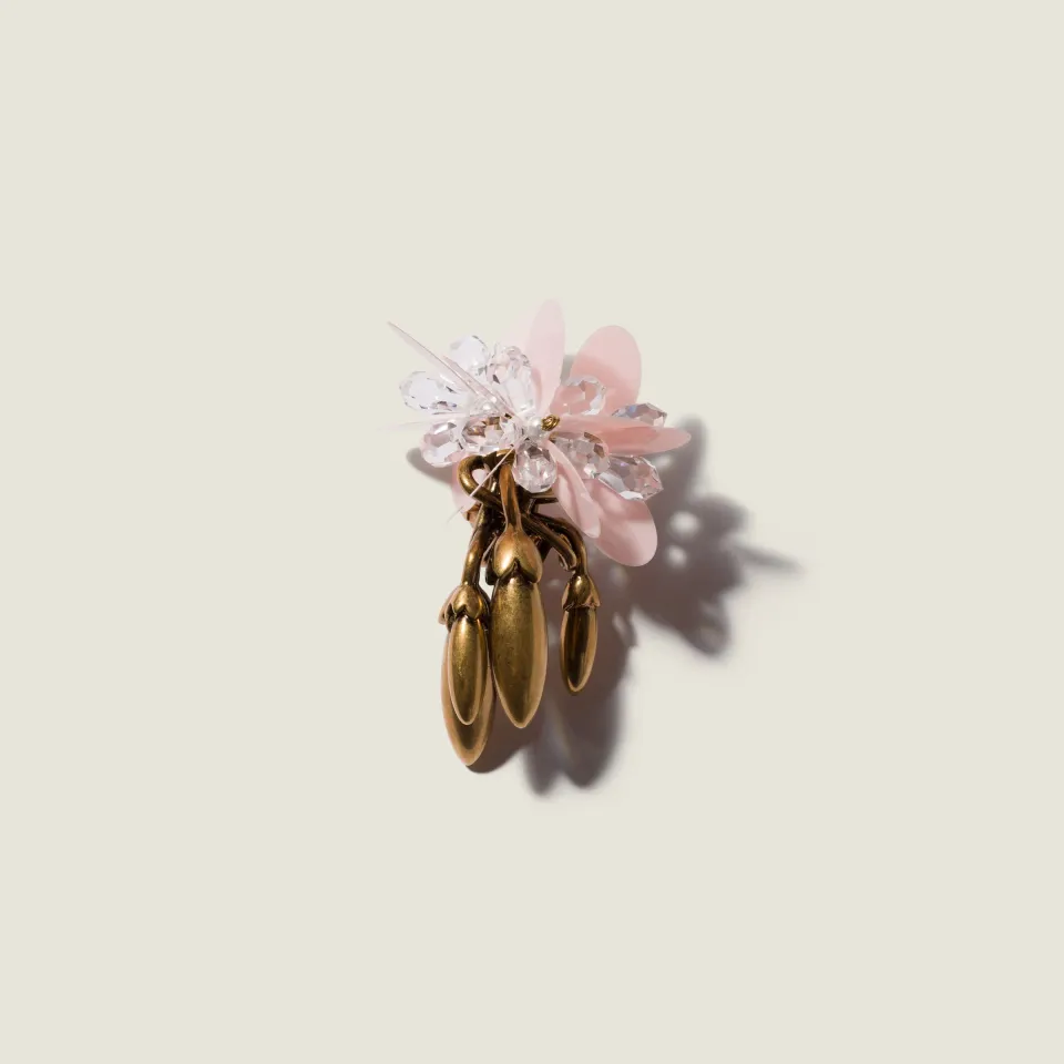 Single metal earring with crystals
