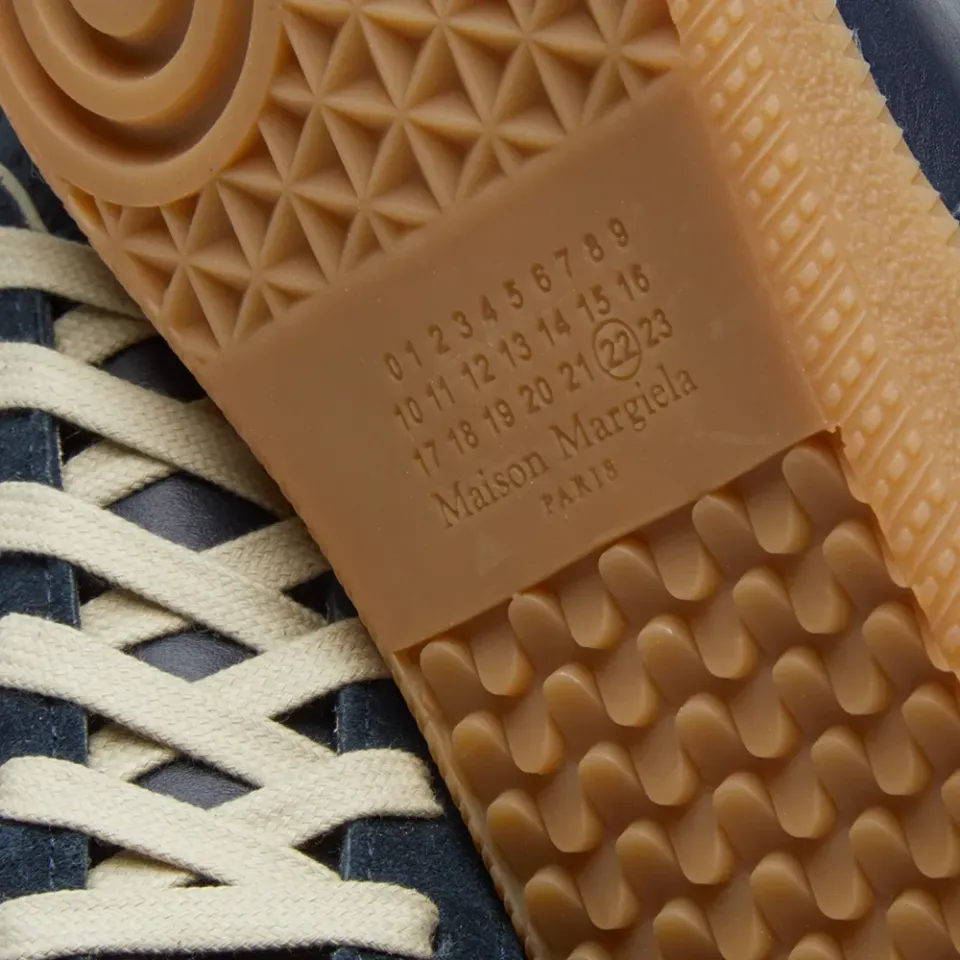 22 Replica Low Sneaker