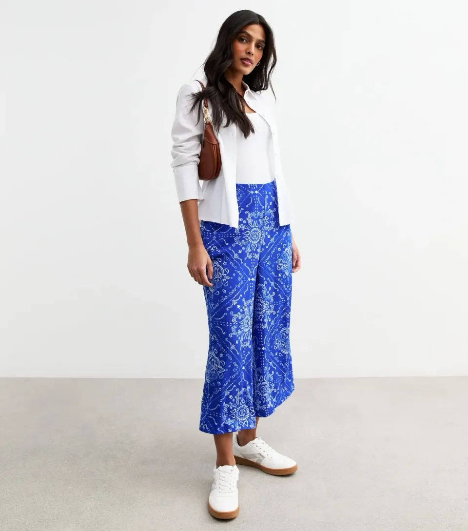 Women's Blue Bandana Print Crop Trousers