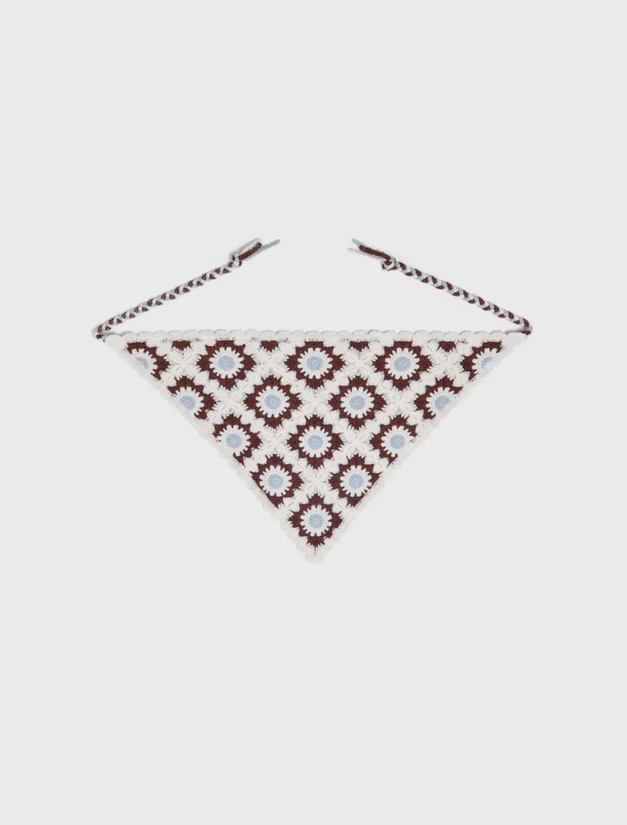 Triangular knit scarf