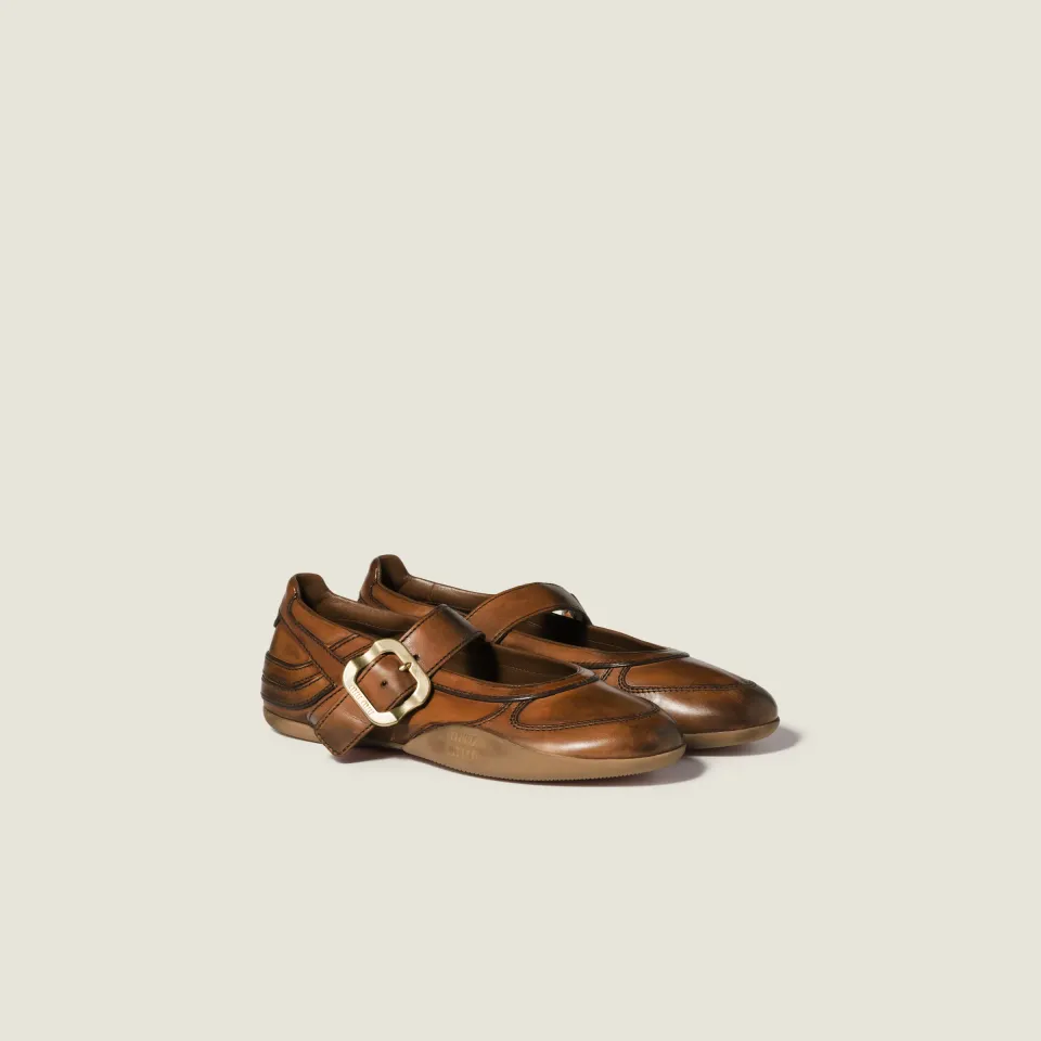 Gymnasium leather ballerinas with strap and buckle