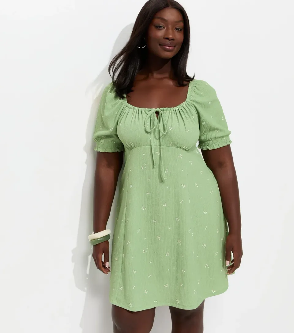 Women's Plus Size Green Ditsy Pattern Milkmaid Crinkle Texture Mini Dress Curves