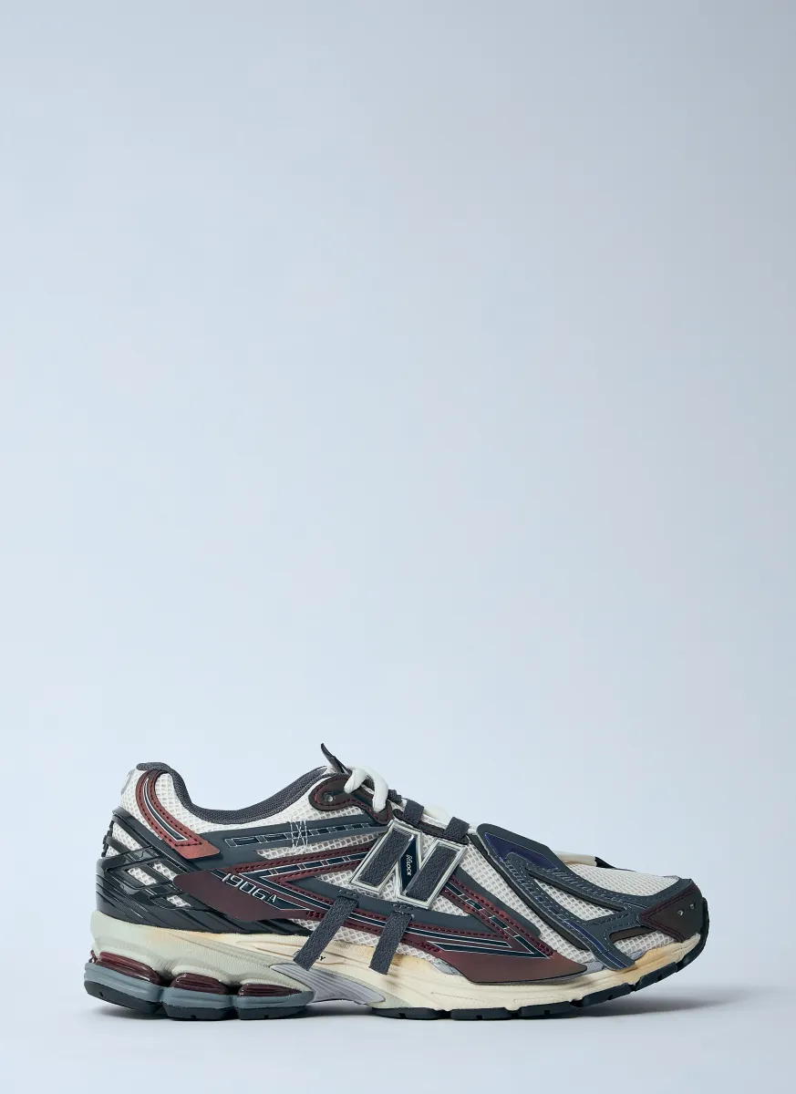 1906A Sneakers
