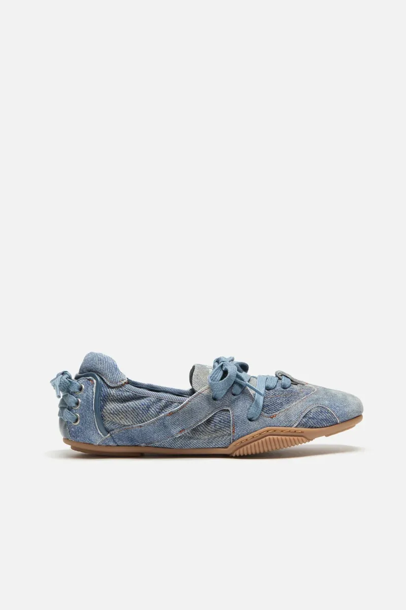 Lace-up leather shoes