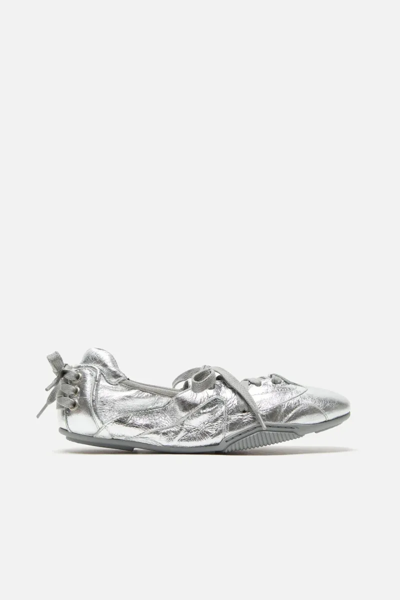 Lace-up leather shoes