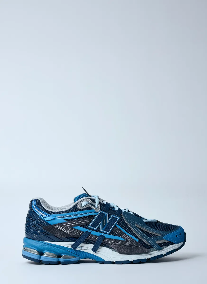 1906A Sneakers